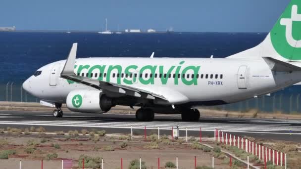 Odlet Boeingu 737-800 NG společností Transavia Airlines z letiště Lanzarote — Stock video
