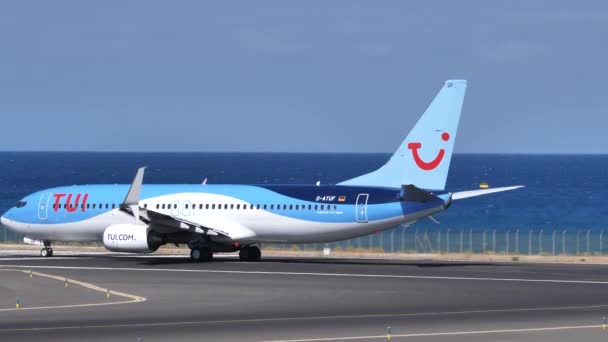 Боїнг 737-800 авіакомпанії TUIfly прискорює зліт мурашки з аеропорту. — стокове відео