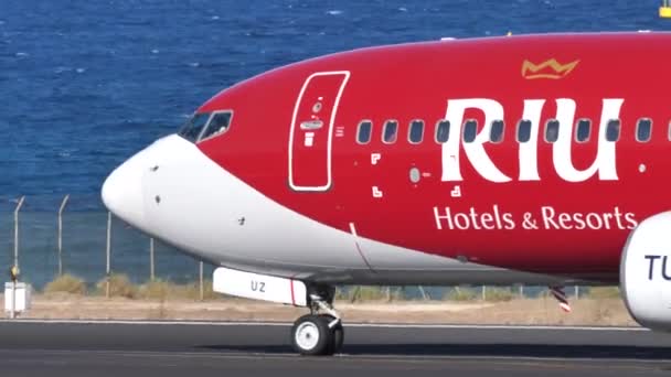 Boeing 737-800 NG TUIfly z RIU hotele liberia odlatujących z lotniska — Wideo stockowe