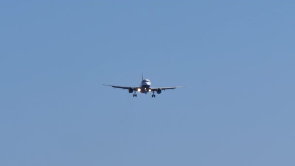 Airbus A320 ของสายการบินบริติชแอร์เวย์ ลงมาในท้องฟ้าสีฟ้าเหนือสนามบิน Lanzarote — วีดีโอสต็อก