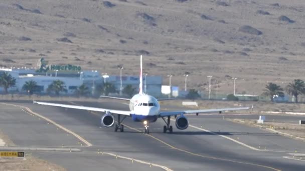 Amplia vista del aeropuerto de Lanzarote y Airbus A320 de British Airways taxiing — Vídeo de stock