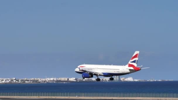 Lanzarote空港のブリティッシュ・エアウェイズによるエアバスA320-232 G-MEDKの着陸 — ストック動画