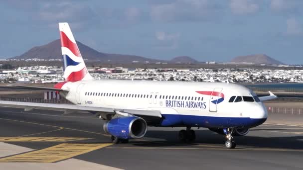 Airbus A320 авиакомпании British Airways припарковался на перроне аэропорта Манрик Лароте — стоковое видео