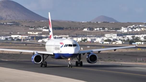 Airbus A320 G-MEDK von British Airways rollt auf der Landebahn des Flughafens Arrecife — Stockvideo