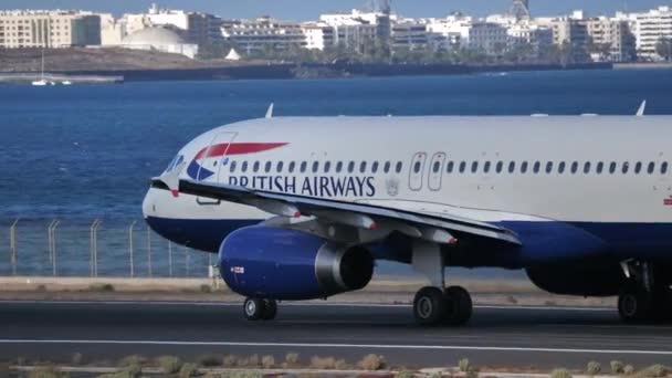 Airbus A320 G-MEDK operated by British Airways departing from Lanzarote airport — Stock Video