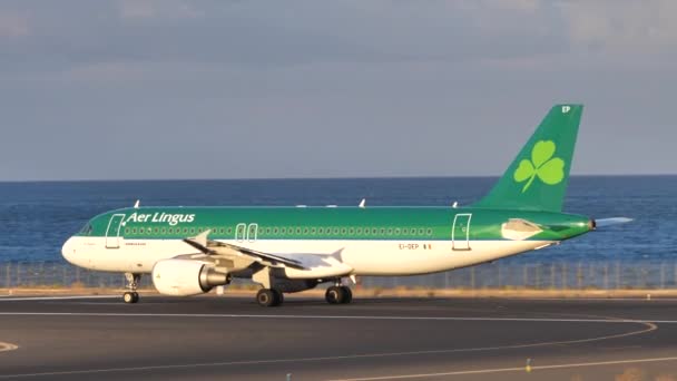 Avgång för Airbus A320 EI-DEP som drivs av Aer Lingus från Lanzarotes flygplats — Stockvideo