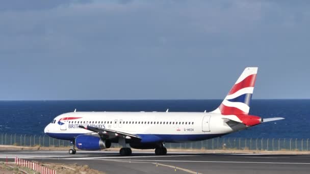 Airbus A320 G-MEDK авиакомпании British Airways вылетел из аэропорта Льяроте — стоковое видео