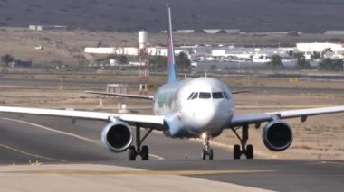 Lanzarote havaalanı ve Airbus A320 'nin geniş görüş alanı pistte.