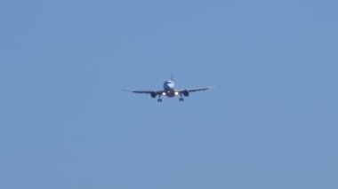 Brüksel Havayolları 'ndan Airbus A320 OO-SNF Mavi gökyüzüne inen Amare