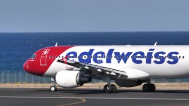 Airbus A320-214 Edelweiss Havayolları kalkış için beklemede.