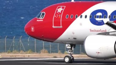 Airbus A320-214 'ün kokpitine yaklaşın Edelweiss Havayolları kalkışa başlıyor.