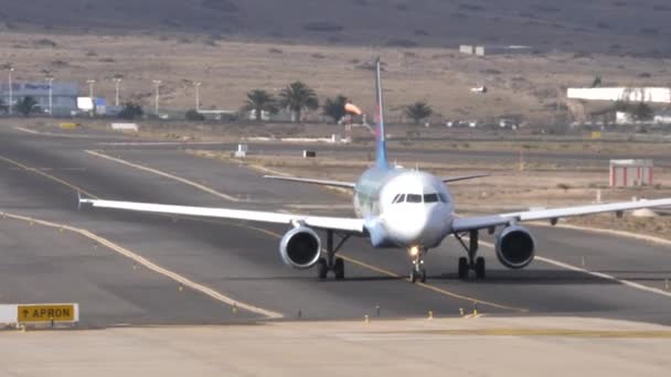 Airbus A320 OO-SNE авіакомпанії Brussels Airlines Bruegel на злітно-посадковій смузі — стокове відео