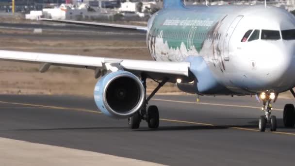 Närbild på motorn på en Airbus A320 som taxar på Lanzarotes flygplats — Stockvideo