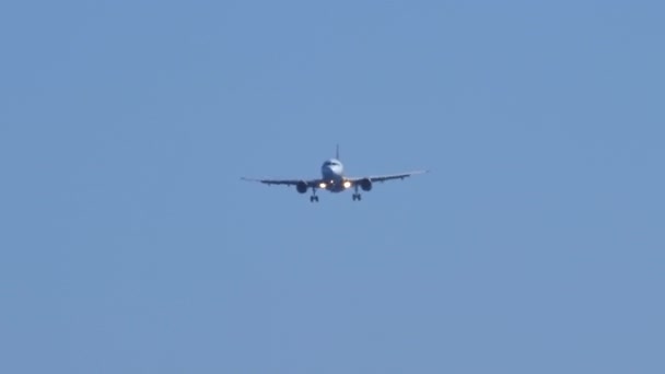 Airbus A320 OO-SNF fra Brussels Airlines Amare bemaling ned i den blå himmel – Stock-video