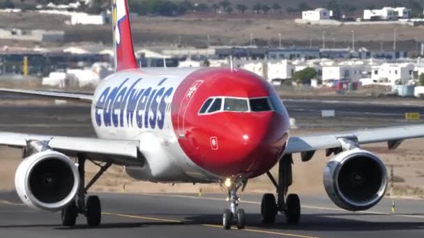 Airbus A320 HB-IHX von Edelweiss Air auf dem Flughafen von Lanzarote. Vergrößern — Stockvideo
