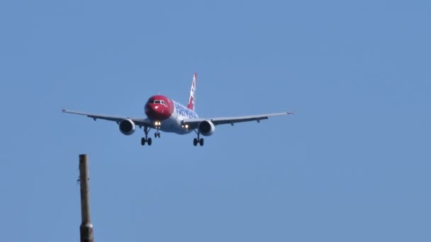 Airbus A320 HB-JN von Edelweiss Air landet im Sinkflug über dem Flughafen Lanzarote — Stockvideo