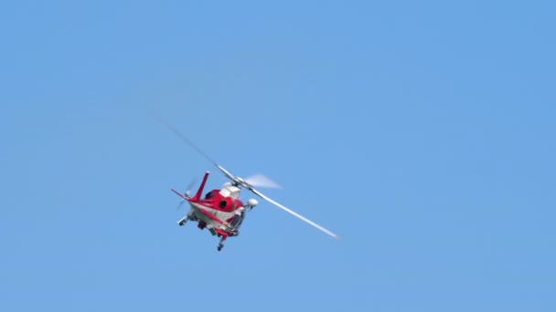 Brandweer bemanning in water reddingstraining. AugustaWestland AW109 over de zee — Stockvideo