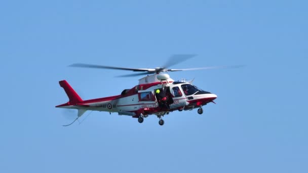 AgustaWestland AW109 met brandweerlieden in zee reddingsactie oefening. Sluiten. — Stockvideo