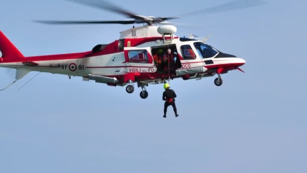 Bomberos en helicóptero de rescate Agusta A109E Power realizando una demostración — Vídeos de Stock
