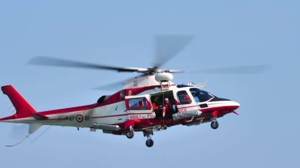 Feuerwehrteam im AgustaWestland AW109 Hubschrauber. Seenotrettungsübung