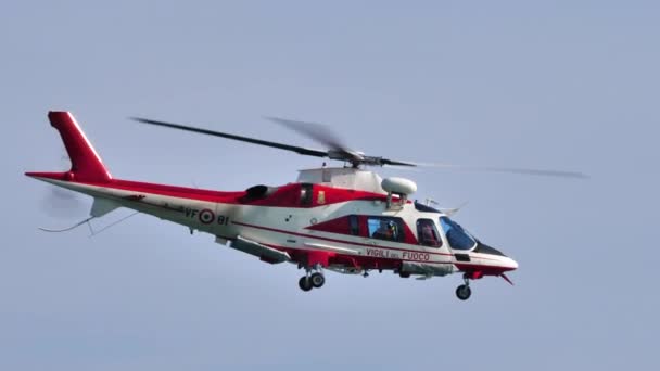 Námořní záchranná služba, vrtulník AugustaWestland AW109 letí nad čistou oblohou — Stock video