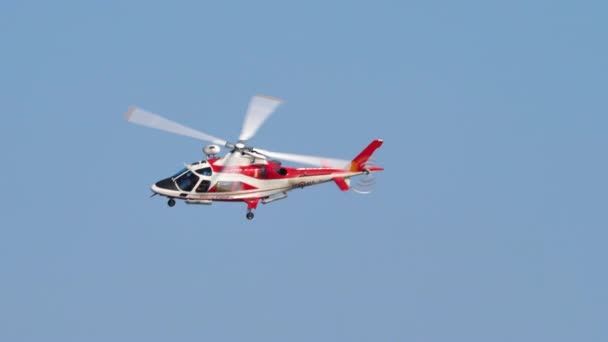 AgustaWestland AW109 lecący na niebieskim niebie. Działanie zespołu ratownictwa morskiego — Wideo stockowe