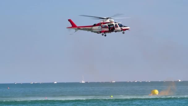 Brandmän i räddningshelikopter Agusta A109 i en sjöräddningsdemonstration — Stockvideo