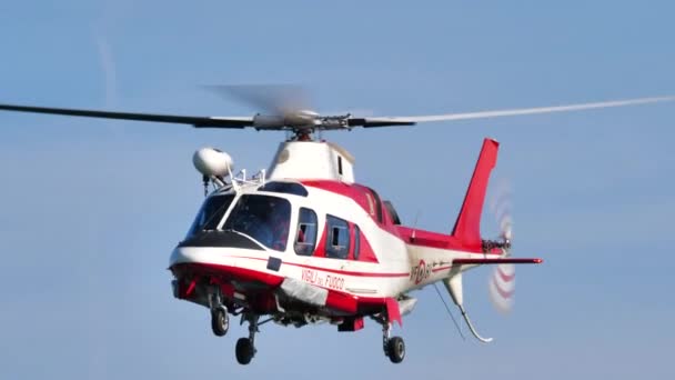 AgustaWestland AW109 Power балансирует в воздухе. Морские учения по спасению. — стоковое видео