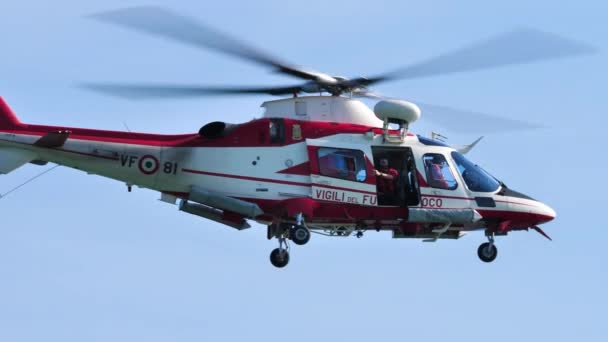 Brandweerlieden in Reddingshelikopter Agusta A109E die een reddingsdemonstratie uitvoeren — Stockvideo