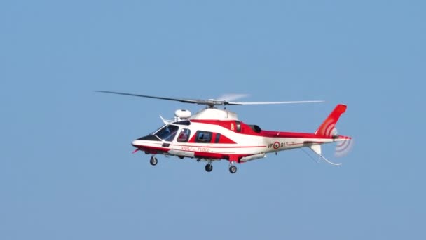 AW109 itfaiyecilerini kurtarın. Helikopter mavi gökyüzünde uçuyor. — Stok video