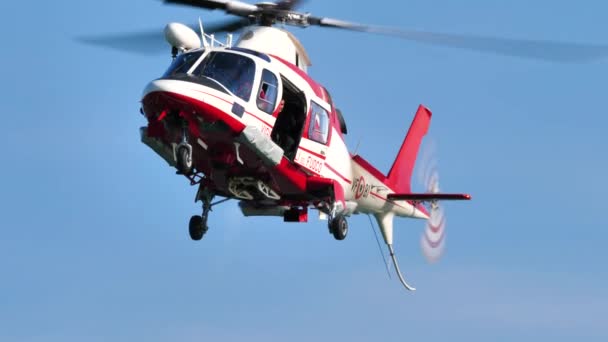 Ελικόπτερο Agusta A109E πετούν πάνω από τη θάλασσα σε αργή κίνηση. Άσκηση θαλάσσιας διάσωσης — Αρχείο Βίντεο