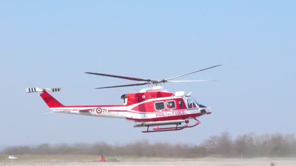 Pompiere che chiude la porta dell'elicottero Agusta Bell AB-412 Grifone — Video Stock