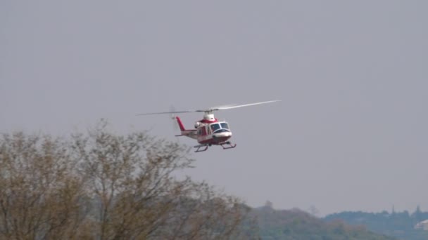 Bomberos en helicóptero Agusta Bell AB-412 Grifone en simulación de rescate — Vídeos de Stock