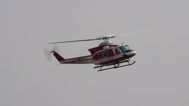 Havada uçan bir helikopter. İtalyan İtfaiyecilerin Agusta Bell AB-412 'si — Stok video