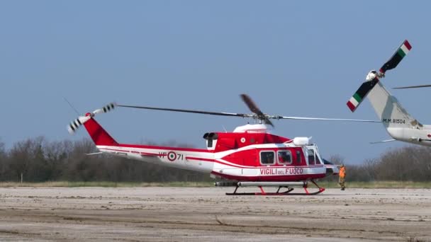 Рятувальна симуляція. Вертоліт Agusta Bell AB-412 Grifone готується до зльоту — стокове відео