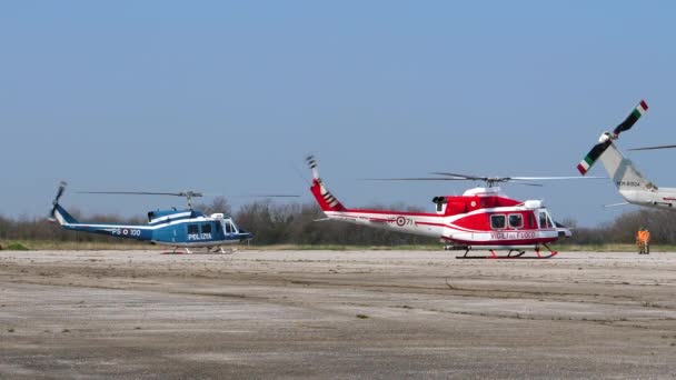 Apresentação de resgate do SATER. Helicópteros com hélices giratórias em um campo — Vídeo de Stock