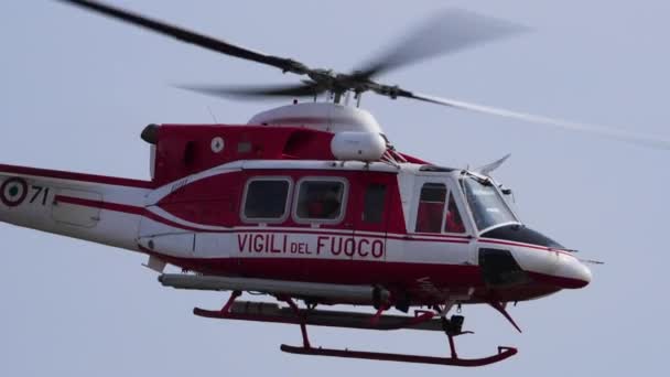 Close-up helikopter Agusta Bell AB-412 van Italiaanse brandweerlieden in de lucht — Stockvideo