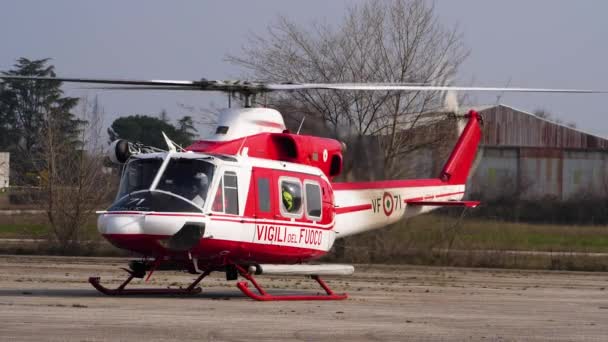 Helikopter klaar om op te stijgen met brandweerlieden in zoek- en reddingsactie — Stockvideo