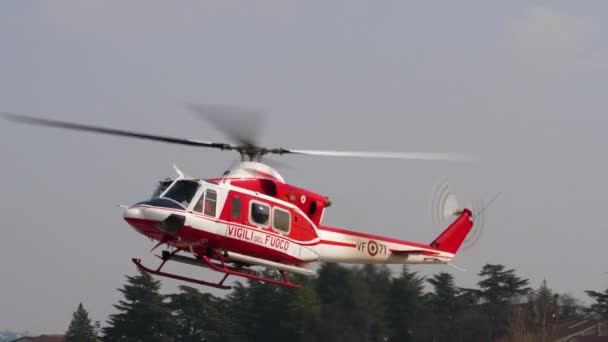 Bomberos en Agusta Bell AB-412 helicóptero aterrizaje en el antiguo aeropuerto militar — Vídeos de Stock