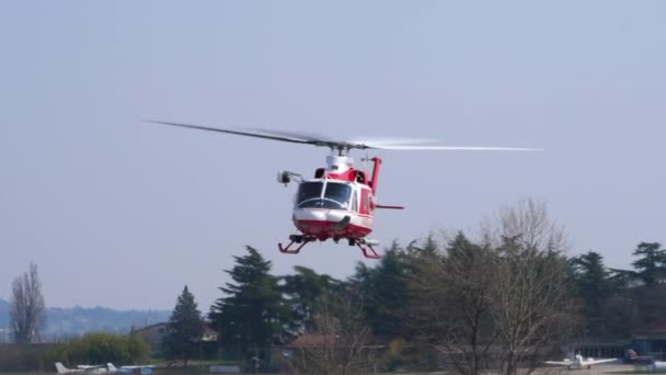 Helikopter Agusta Bell AB-412 van Italiaanse brandweerlieden in reddingssimulatie — Stockvideo