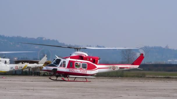 Ο Agusta Bell AB-412 Grifone απογειώνεται. Προσομοίωση έρευνας και διάσωσης — Αρχείο Βίντεο