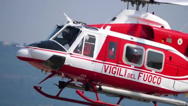 Helikopter Agusta Bell AB-412 Grifone, Vigili del Fuoco havalanıyor. — Stok video