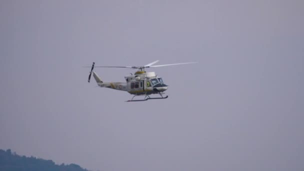 飛行中のヴィンテージヘリコプター。グアルディア・ディ・フィナンザのアグスタ・ベルAB-412グリフォン — ストック動画