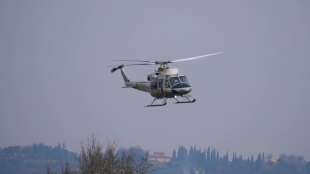 Hélicoptère en vol approche de la piste d'atterrissage. Agusta Bell AB-412 Griffon — Video