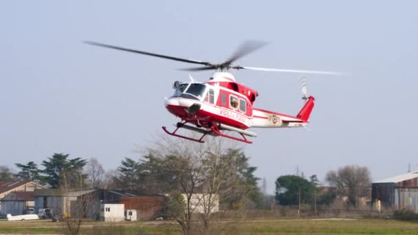 Agusta Bell AB-412 Grifone aterrizando en el aeropuerto de aviación ligera Boscomantico — Vídeos de Stock