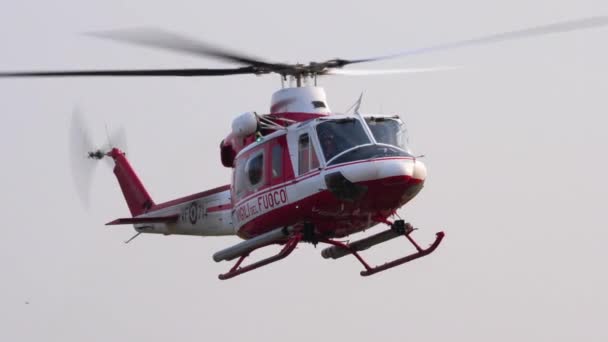 Agusta Bell AB-412 der Feuerwehr. Hubschrauberlandung auf Hubschrauberlandeplatz — Stockvideo