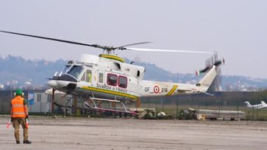 Bell Huey helikopter iniş yan görüntüsü