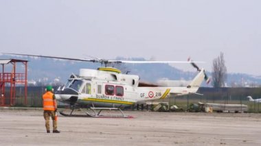 Agusta Bell AB-412 Griffon helikopteri, inişten sonra motoru çalışır durumda.
