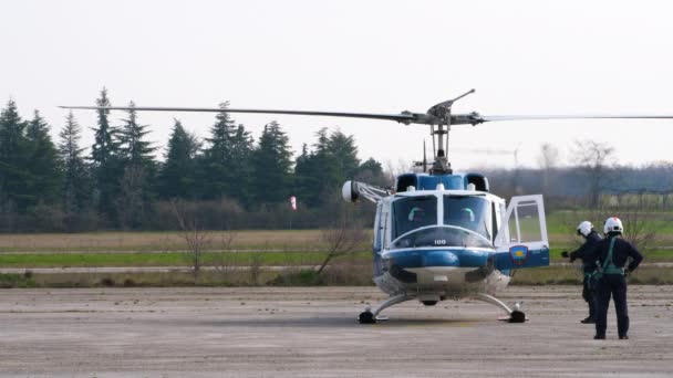 Police italienne dans un hélicoptère de formation en recherche et sauvetage Agusta Bell AB-212 — Video