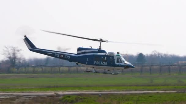 Близнец Два-Двенадцать, двухлопастный вертолет итальянской полиции, летящий над полем — стоковое видео